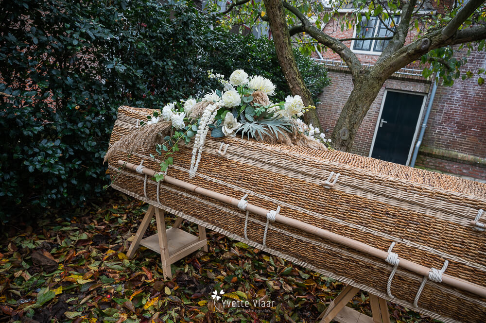 Voorbeeld uitvaartmand voor laatste huisje